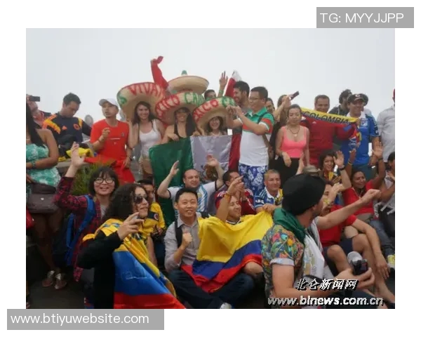 穆西亚拉亲临训练场为队友加油助威并热情签名回馈球迷