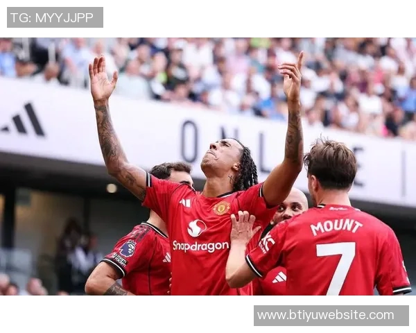 姆伯莫回忆曼联球迷热情并强调三叉戟仍需提升的关键点 姆伯莫回忆曼联球迷热情并强调三叉戟仍需提升的关键点