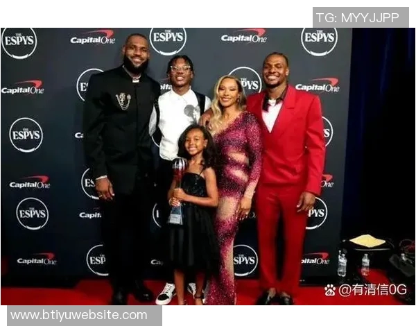 詹姆斯小儿子布莱斯与女友甜蜜合影引发网友热议与祝福