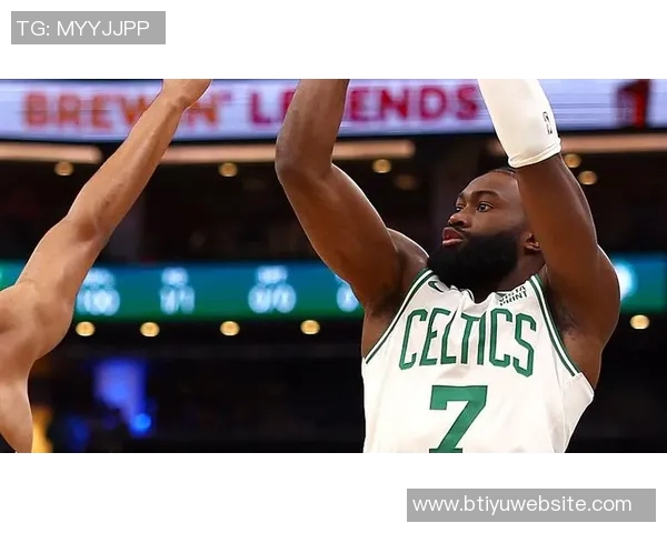 杰伦布朗手感低迷却全能表现砍下19分12板11助力助球队胜利