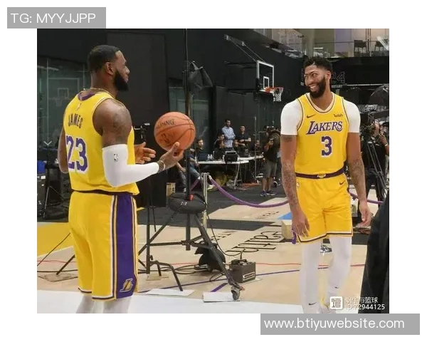 浓眉出战24分钟表现平平12分4板1助正负值惨淡24