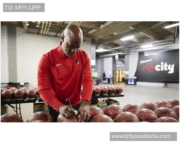 比卢普斯称赞杨瀚森篮板表现强调球队需加强篮下防守力度